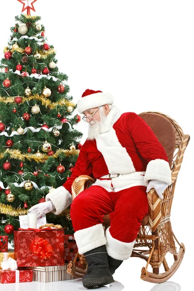 Santa neemt snack weggelaten voor hem — Stockfoto