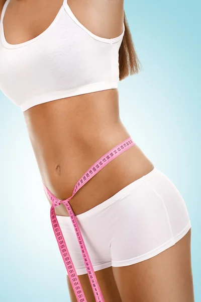 Estômago, peso - mulher medindo sua cintura em fundo azul — Fotografia de Stock