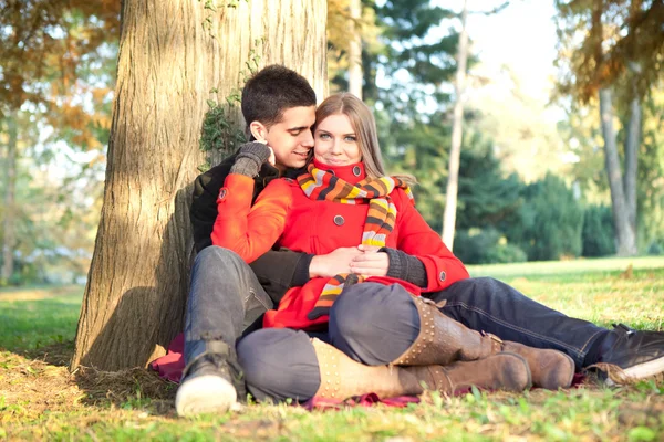 Молодая пара влюбленных отдыхает в парке — стоковое фото