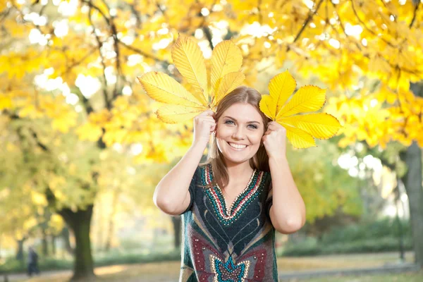 Смішні осінь дівчина — стокове фото