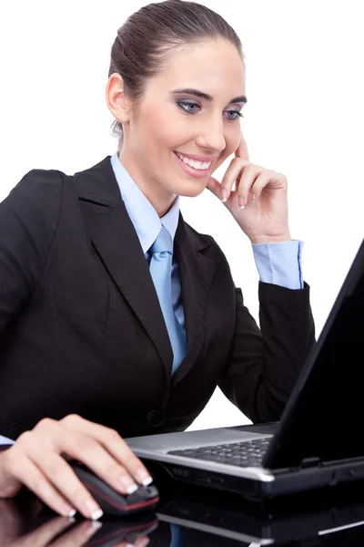 Lächelnde Geschäftsfrau arbeitet am Laptop — Stockfoto