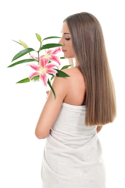 예쁜 여 자가 꽃 냄새 — 스톡 사진