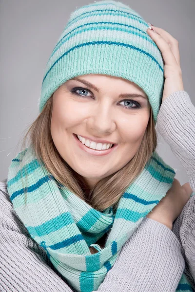 Усміхнена жінка з шарфом і капелюхом — стокове фото