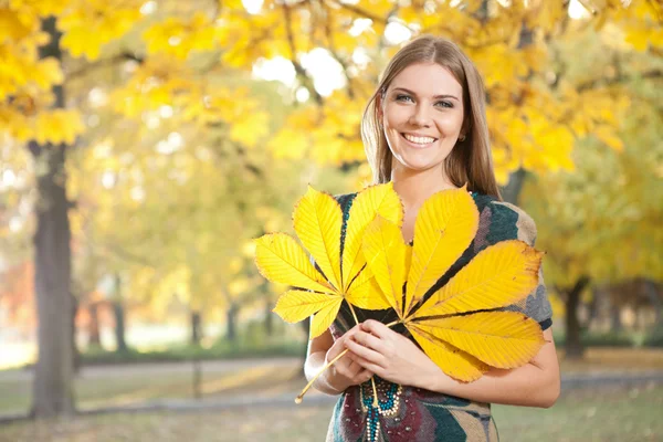 Смешная девушка с осенними листьями — стоковое фото