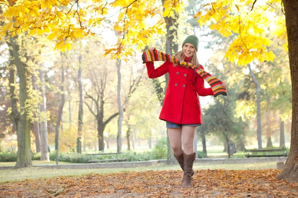 Funny girl v podzimním parku — Stock fotografie
