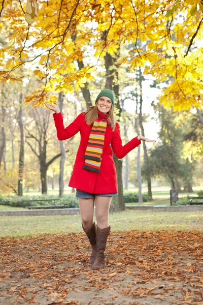Usmívající se dívka v podzimním parku — Stock fotografie