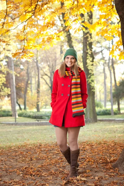 Lächelnde Herbstfrau — Stockfoto