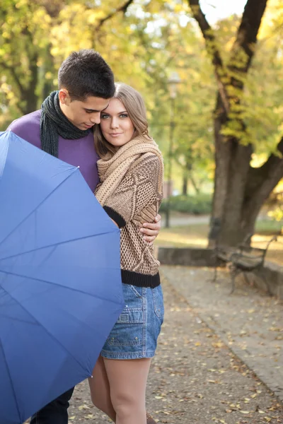 Romantiska par med paraply — Stockfoto