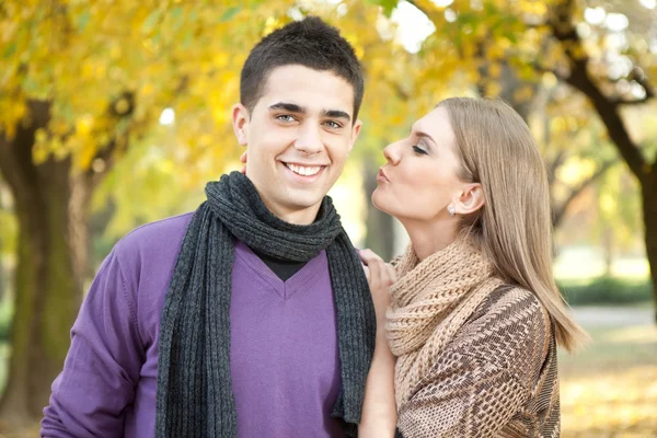 Jong paar in liefde zoenen in herfst park — Stockfoto