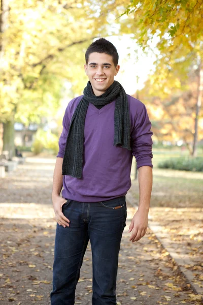 Handsome man posing in autumn park — Stock Photo, Image