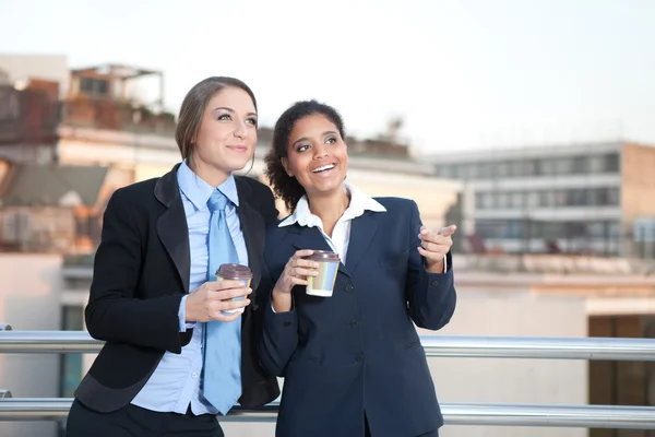 Usmívající se ženy na přestávka na kávu — Stock fotografie