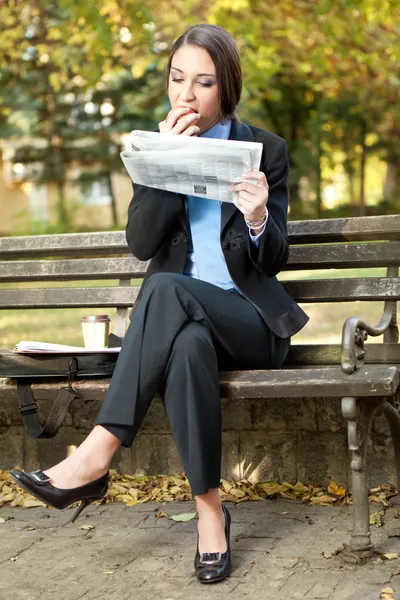 Geschäftsfrau im Park macht Pause — Stockfoto