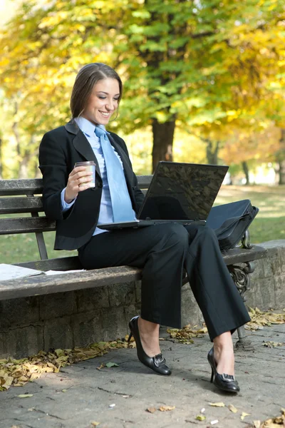 Усміхнена жінка дивиться в ноутбук — стокове фото