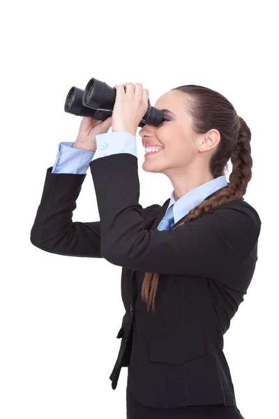 Bizneswoman patrząca przez lornetkę — Zdjęcie stockowe