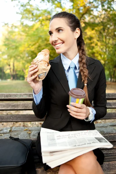 Бізнес-леді сніданку — стокове фото