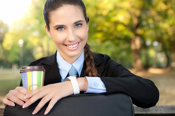 Café break- mujer de negocios con taza de café —  Fotos de Stock