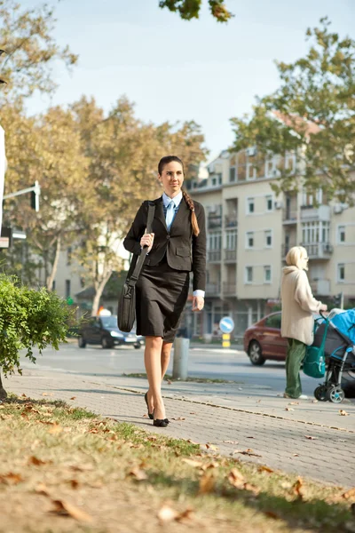 Kobieta spaceru na ulicy — Zdjęcie stockowe