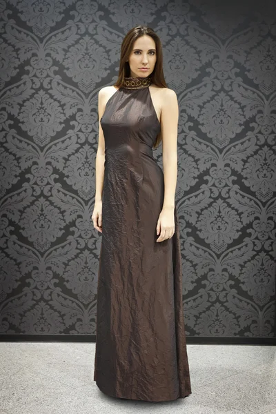 Ung modell i lång klänning — Stockfoto