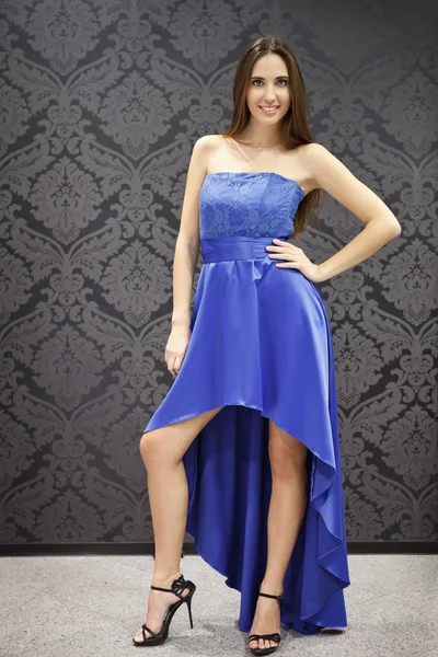 Ung modell i romantisk klänning — Stockfoto