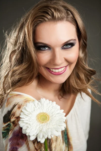 꽃과 함께 웃는 여자 — 스톡 사진