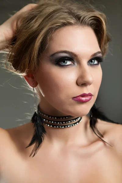 Schöne Frau mit Mode-Make-up — Stockfoto