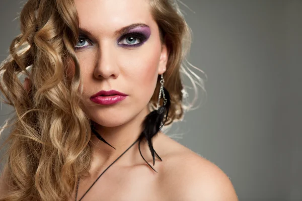 Piękna młoda kobieta z fioletowy makijaż — Zdjęcie stockowe