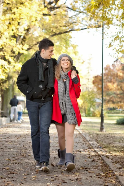 公園を歩いている若いカップルは — ストック写真