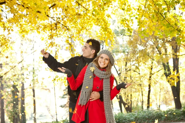 Молодая пара наслаждается осенью — стоковое фото