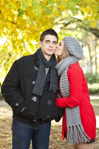 Namorada beijando seu namorado — Fotografia de Stock