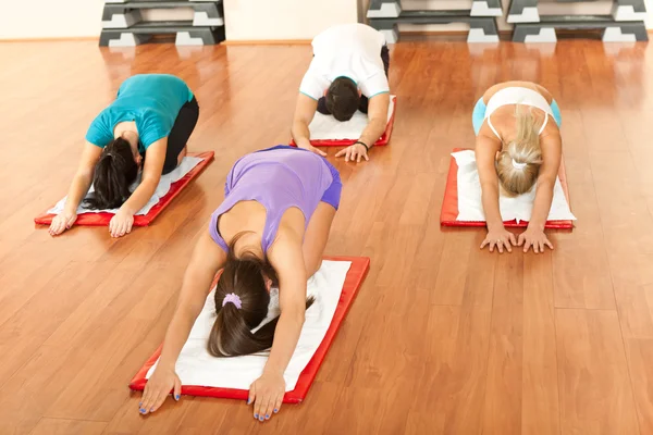 Gruppen i fitness-klubben avkopplande och stretching — Stockfoto
