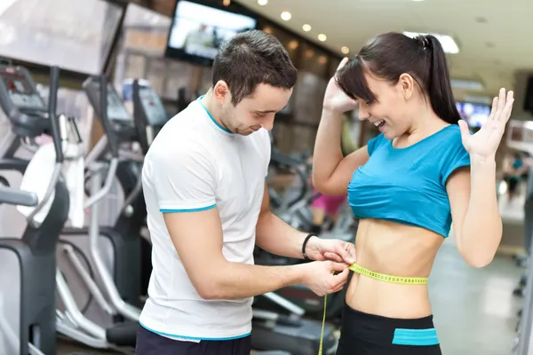 Mujer en gimnasio sorprendida con resultados —  Fotos de Stock