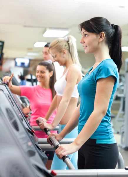Women in gym with personal trainer — Stock Photo, Image
