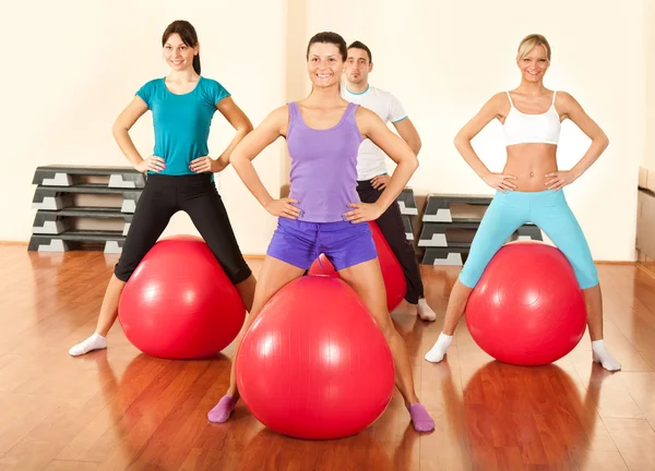 Grupa robienie ćwiczeń w siłowni — Zdjęcie stockowe