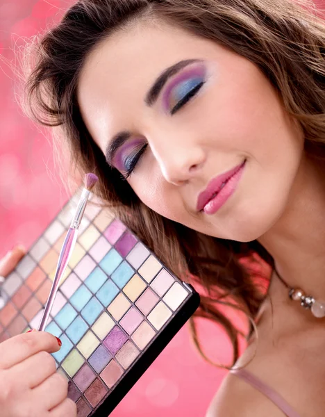 Professionella make-up artist tillämpar make-up på modell — Stockfoto