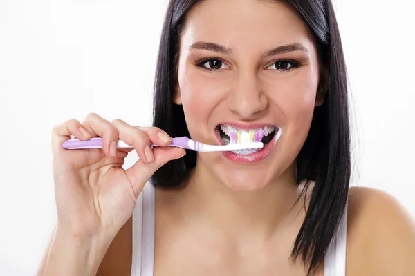 Chica cepillándose los dientes — Foto de Stock