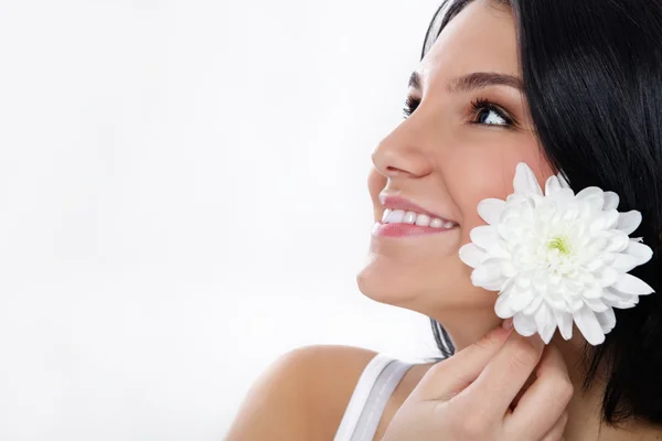 Bellezza ragazza con fiore bianco — Foto Stock