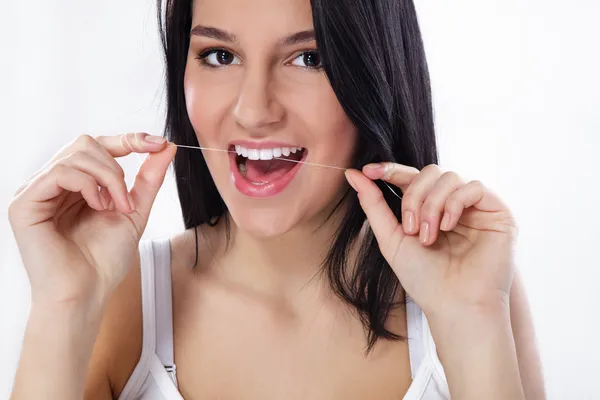 Närbild av kvinna tandtråd — Stockfoto