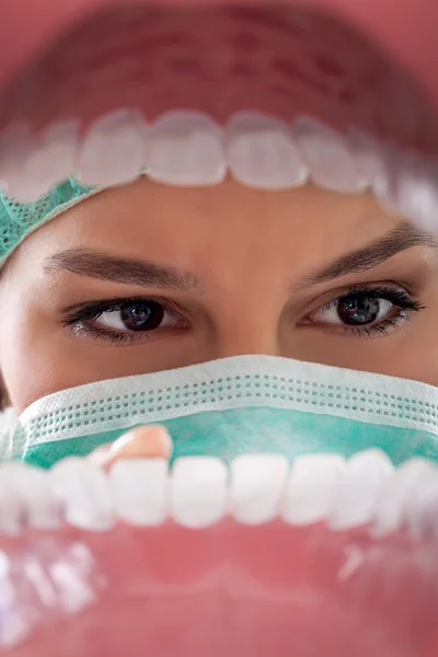 Dentiste féminine examinant les dents . — Photo
