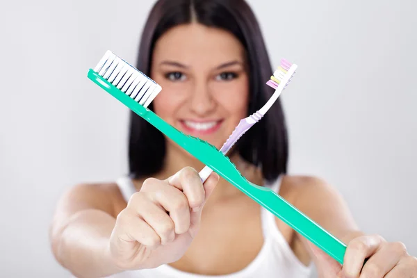 Chica joven con cepillos de dientes —  Fotos de Stock