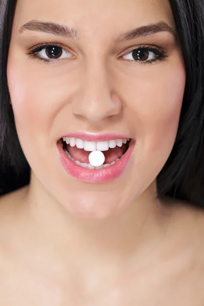 Kadının ağzına hap Close-Up — Stok fotoğraf