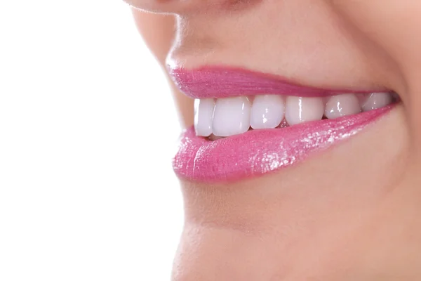 Femme souriante avec de grandes dents — Photo