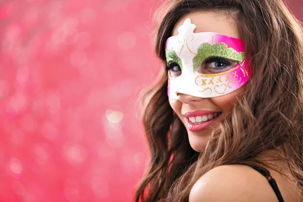 Симпатичная девушка в маскарадной маске — стоковое фото