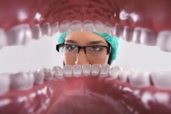 Zahnarzt untersucht Zähne — Stockfoto