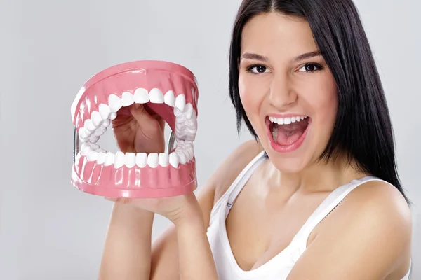 Mujer divertida jugando con mandíbulas —  Fotos de Stock