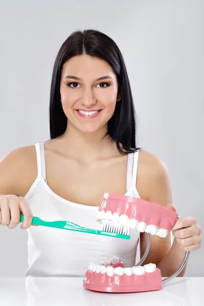 Menina com escova de dentes e mandíbulas — Fotografia de Stock