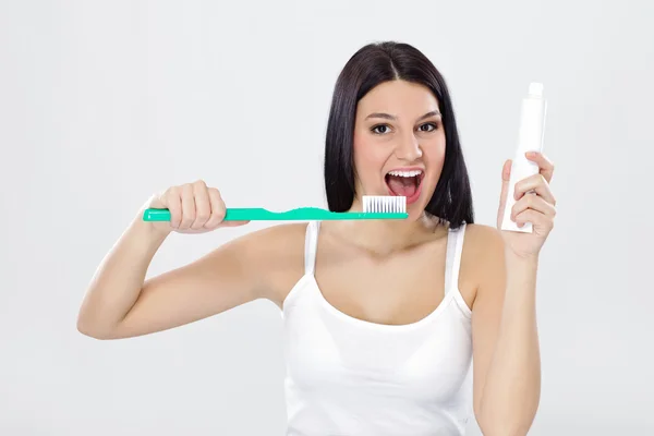 Vacker flicka redo för tandborstning — Stockfoto