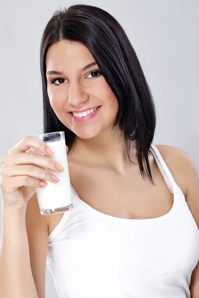 Здоровая молодая женщина со стаканом молока — стоковое фото