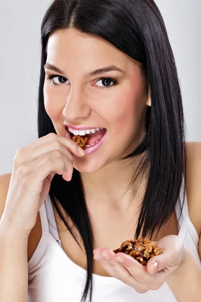 Genç kadın yeme somun — Stok fotoğraf