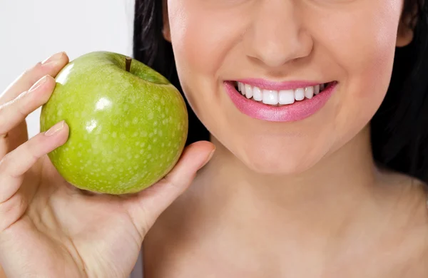Gran sonrisa y manzana verde — Foto de Stock