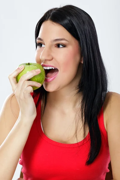 Joven chica bonita comiendo manzana — Foto de Stock